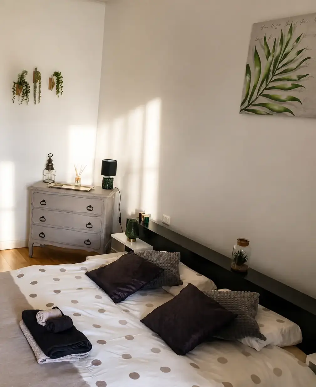 Lumière naturelle, linge et matières dans une chambre du domaine